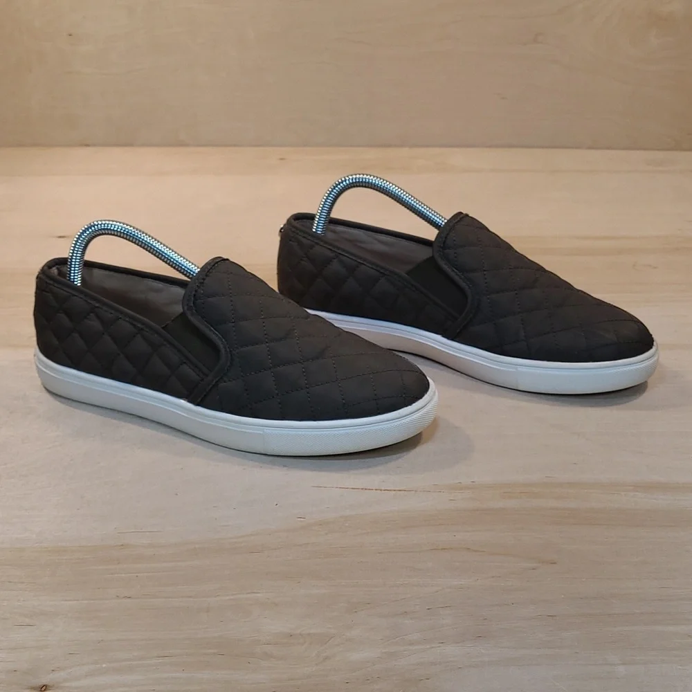 Steve Madden ECNTRCQT Womens Olive Slip On Sneakers - Picture 2 of 10